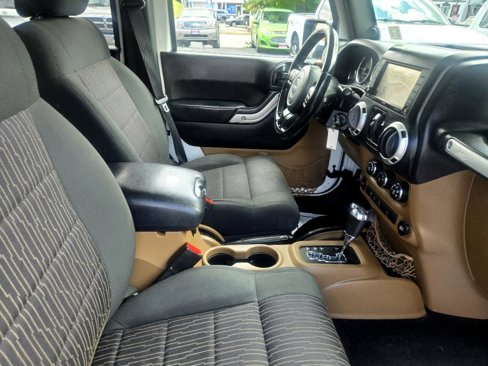 Used 2012 Jeep Wrangler Unlimited Rubicon w/ Connectivity Group image 55
