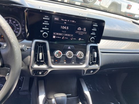 Used 2023 Kia Sorento LX image 19