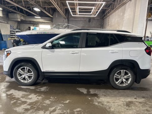 Used 2022 GMC Terrain SLE image 2