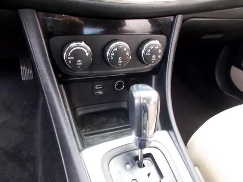 Used 2011 Chrysler 200 Touring image 30