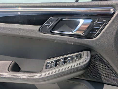 Certified 2024 Porsche Macan image 13