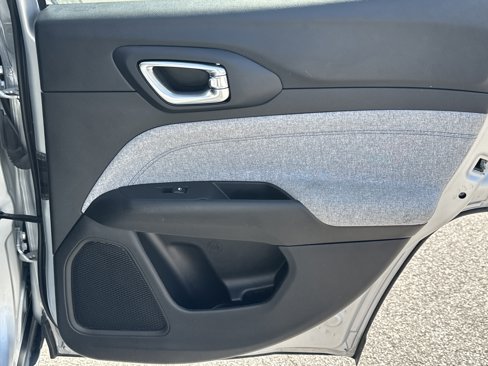Used 2024 Jeep Compass Latitude image 16