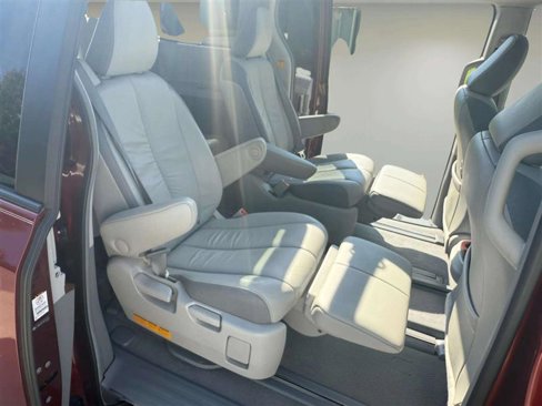 Used 2011 Toyota Sienna Limited image 18