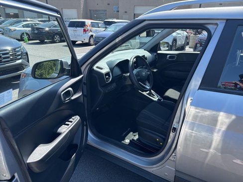 Used 2025 Hyundai Venue SEL image 8
