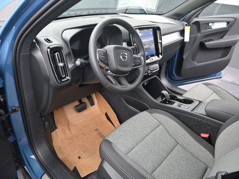 New 2025 Volvo XC40 B5 Core image 13
