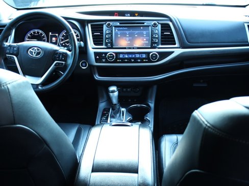 Used 2017 Toyota Highlander Limited image 10