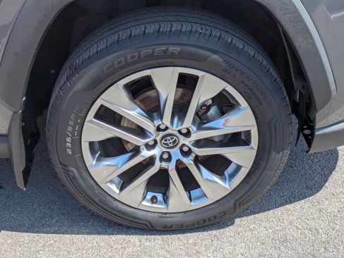 Used 2021 Toyota RAV4 XLE Premium image 28