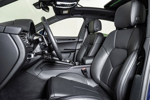 Certified 2025 Porsche Macan image 5