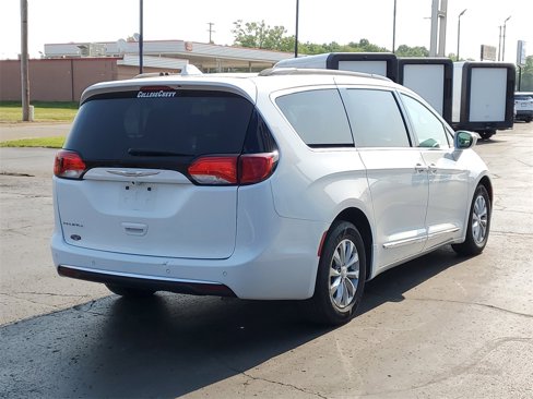 Used 2017 Chrysler Pacifica Touring-L image 5