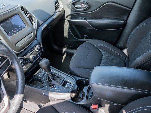 Used 2019 Jeep Cherokee Latitude w/ Popular Appearance Group image 17