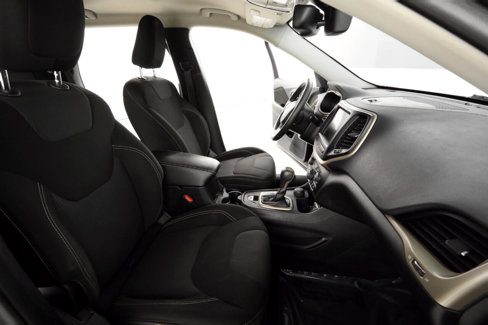 Used 2015 Jeep Cherokee Latitude w/ Comfort/Convenience Group image 19
