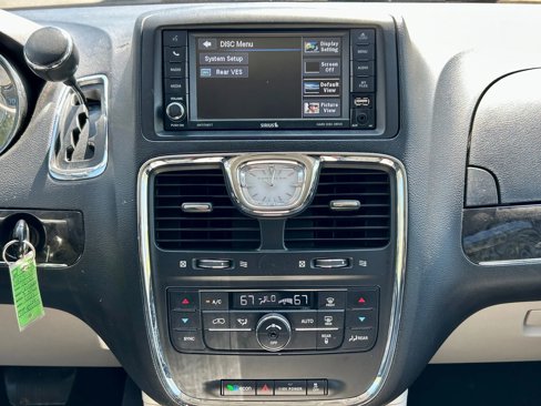 Used 2016 Chrysler Town & Country Touring image 23