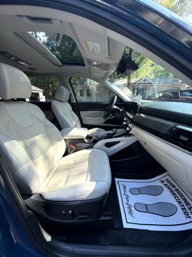 Used 2023 Kia Telluride EX w/ EX Captain's Chair Package image 12