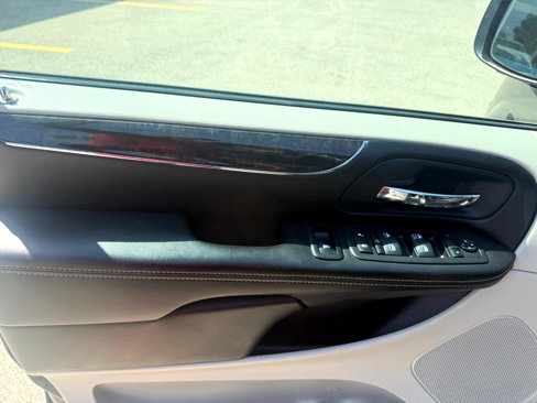 Used 2013 Chrysler Town & Country Touring image 9