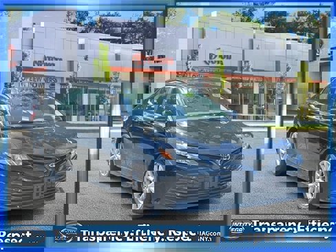 Used 2020 Toyota Camry LE image 1