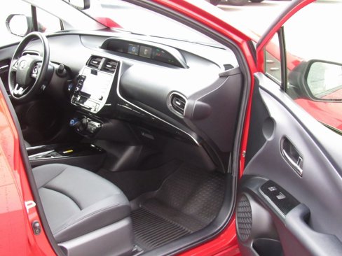 Used 2021 Toyota Prius XLE w/ Advanced Technology Package image 17