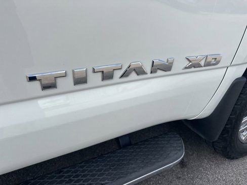 Used 2020 Nissan Titan SL w/ Moonroof Package image 45