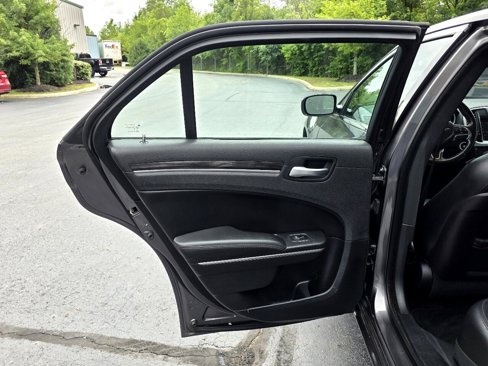 Used 2016 Chrysler 300 Limited image 32