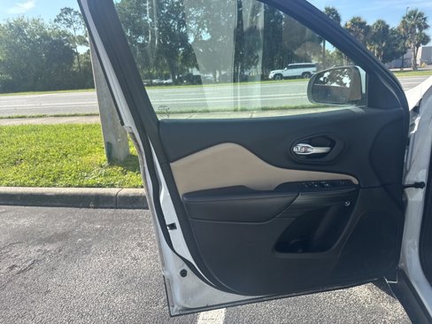 Used 2016 Jeep Cherokee Limited image 6