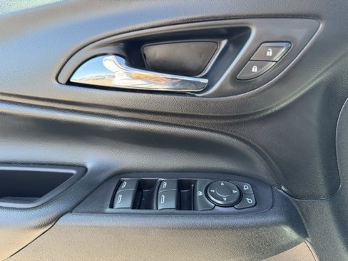 Used 2020 Chevrolet Equinox LT w/ Driver Convenience Package image 9