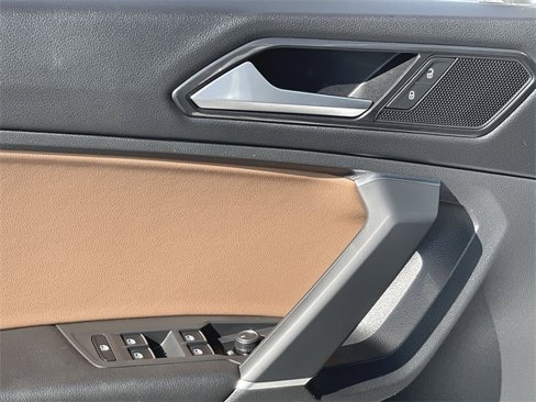 Used 2018 Volkswagen Tiguan SE w/ Panoramic Sunroof Package image 22
