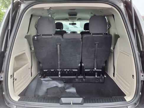 Used 2018 Dodge Grand Caravan SE w/ UConnect Hands-Free Group image 17