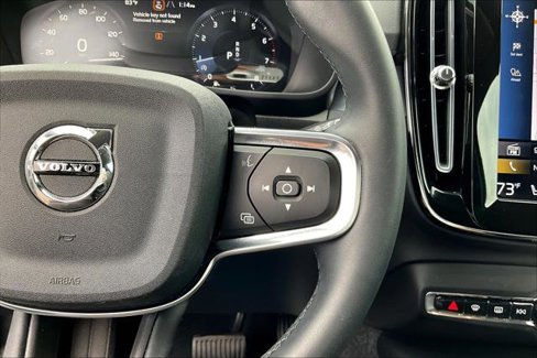 Used 2022 Volvo XC40 T5 Momentum image 11