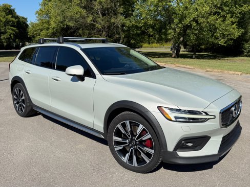 Used 2020 Volvo V60 T5 Cross Country image 1