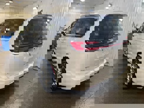 New 2025 Chrysler Pacifica Select image 5