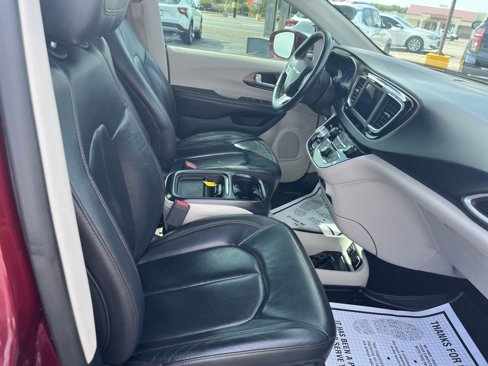 Used 2018 Chrysler Pacifica Touring-L w/ Tire & Wheel Group image 30