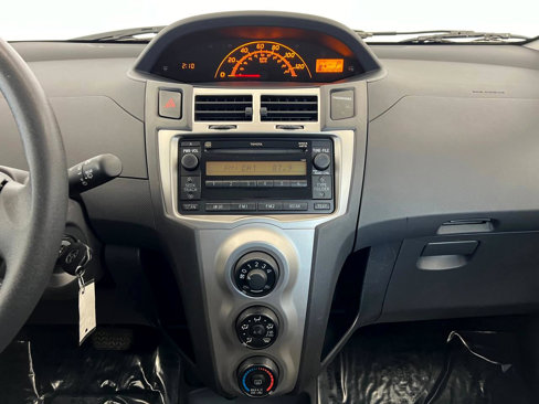 Used 2011 Toyota Yaris 4-Door Hatchback image 17
