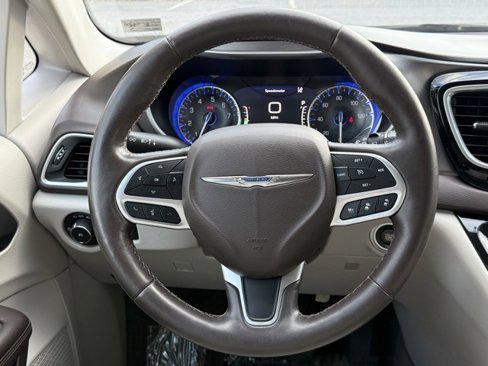 Used 2018 Chrysler Pacifica Touring-L Plus image 25