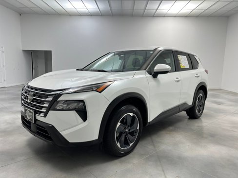 Used 2024 Nissan Rogue SV image 3