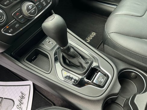 Used 2019 Jeep Cherokee Limited image 25