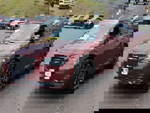 Used 2018 Chrysler 300 S image 3