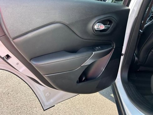 Used 2019 Jeep Cherokee Limited image 11