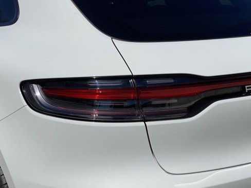 Certified 2025 Porsche Macan image 33