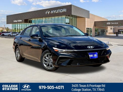 Used 2024 Hyundai Elantra SEL image 3