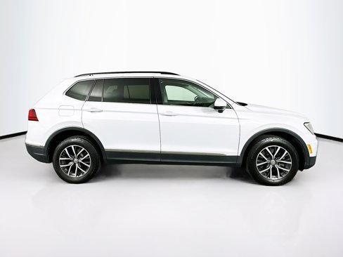 Used 2018 Volkswagen Tiguan SE w/ Panoramic Sunroof Package image 10