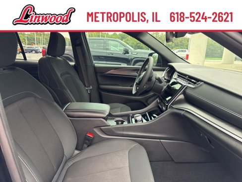 Used 2024 Jeep Grand Cherokee Laredo X image 9