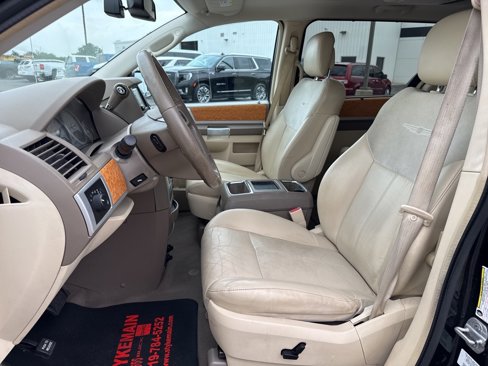 Used 2010 Chrysler Town & Country Limited w/ Entertainment Group #3 image 16