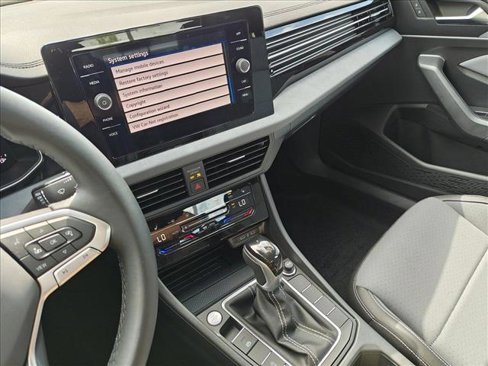 Certified 2025 Volkswagen Jetta SE image 17