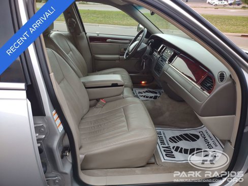 Used 2004 Lincoln Town Car Signature image 25