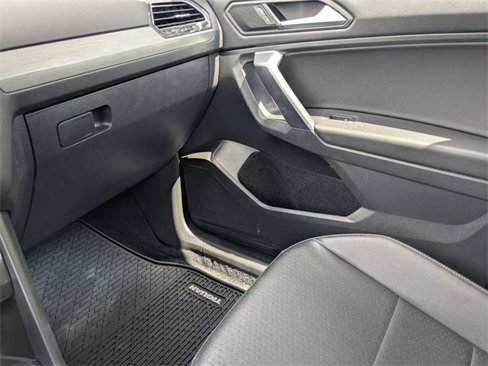 Certified 2021 Volkswagen Tiguan SE w/ Panoramic Sunroof Package image 18