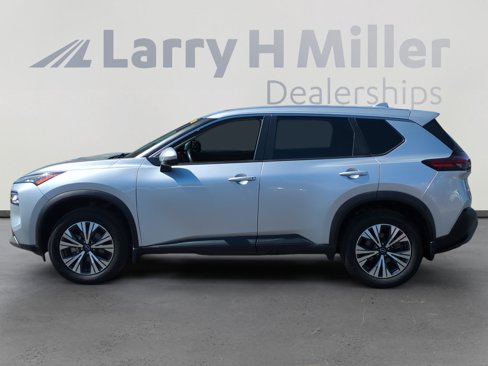 Used 2022 Nissan Rogue SV image 2