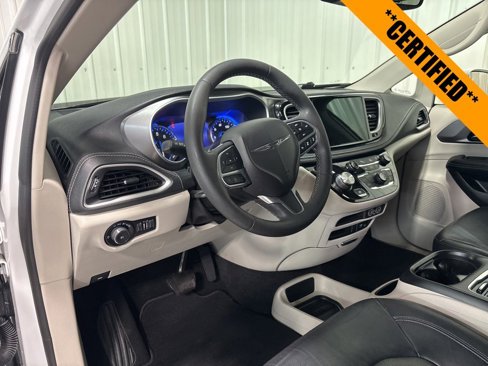 Certified 2022 Chrysler Pacifica Touring-L image 10
