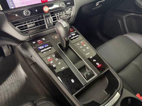Certified 2024 Porsche Macan image 31