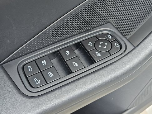 Certified 2024 Porsche Macan 4 Electric image 31