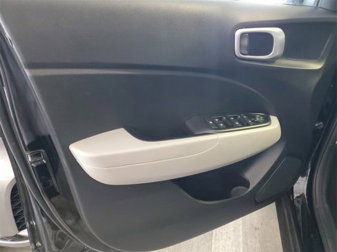 Certified 2022 Hyundai Venue SEL image 12