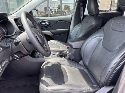Used 2021 Jeep Cherokee Latitude Lux w/ Comfort/Convenience Group image 3